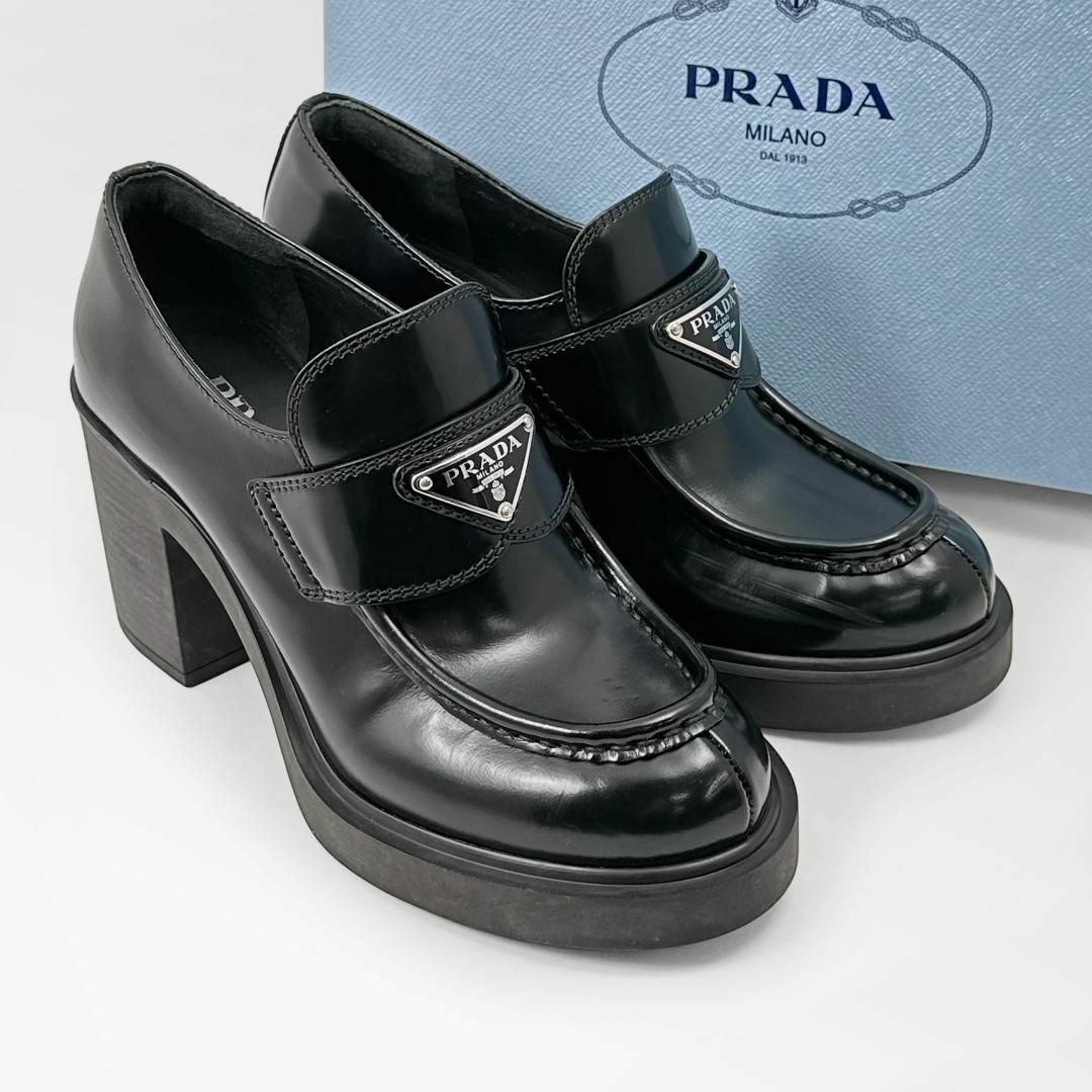 PRADA(プラダ)の◎美品◎プラダ ハイヒールローファー ブラッシュドレザー 三角ロゴ モノリス 黒 レディースの靴/シューズ(ローファー/革靴)の商品写真