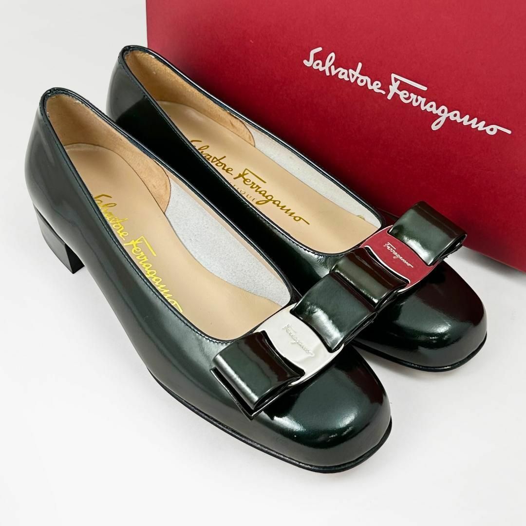 Salvatore Ferragamo(サルヴァトーレフェラガモ)の◎希少カラー・極美品◎フェラガモ パンプス ヴァラリボン エナメル グリーン 4 レディースの靴/シューズ(ハイヒール/パンプス)の商品写真