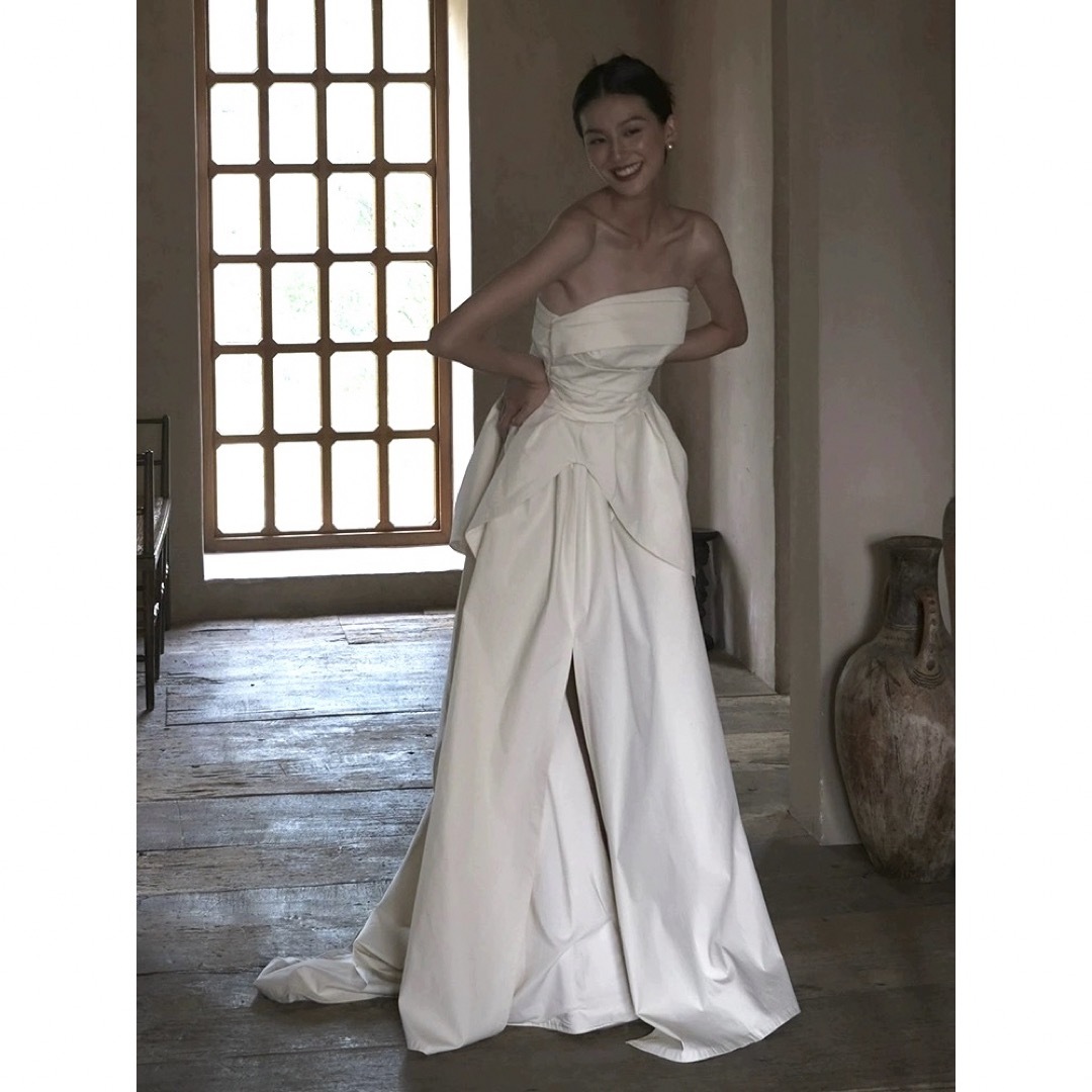 チューブトップ　スリット　ウエディング レディースのフォーマル/ドレス(ウェディングドレス)の商品写真