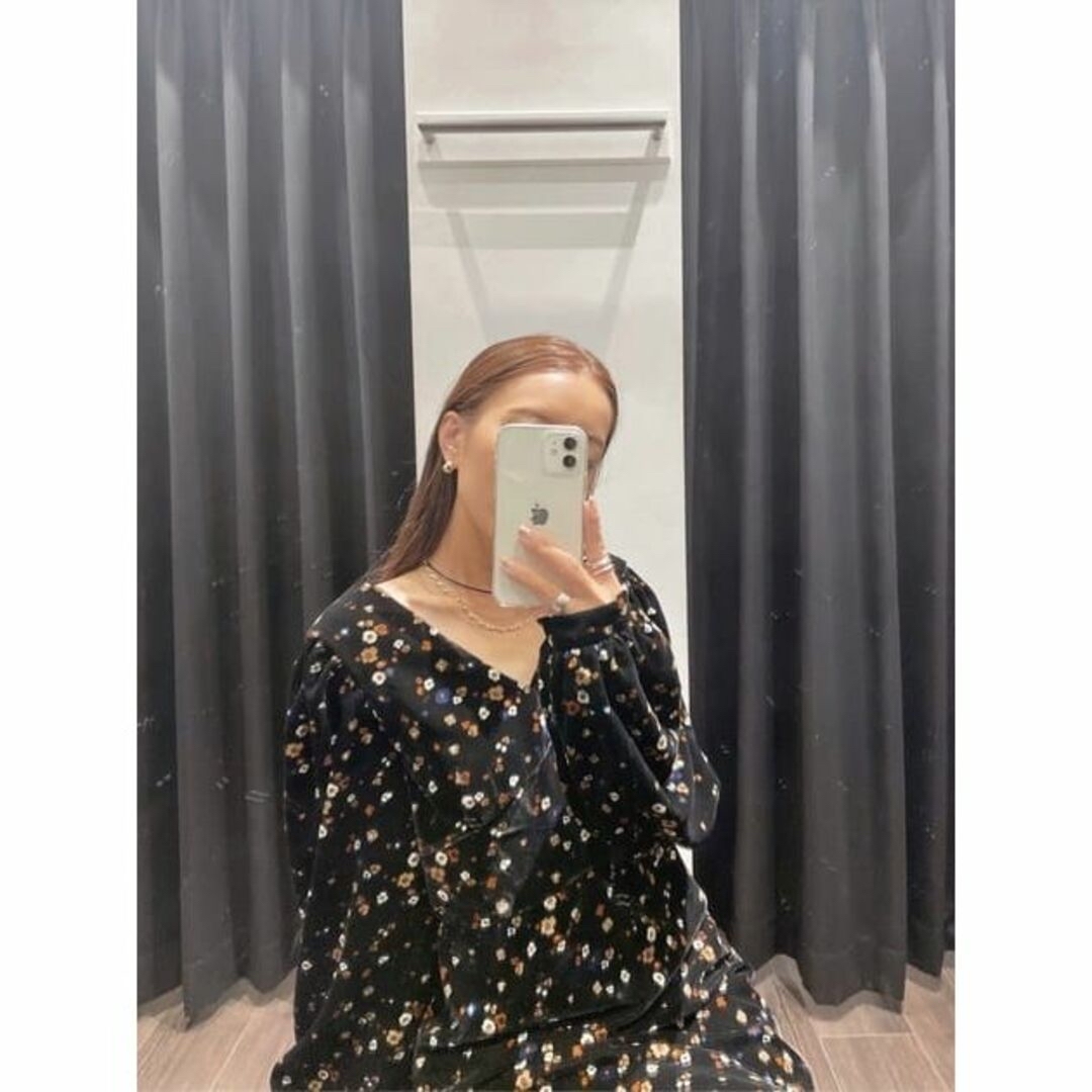 moussy(マウジー)のMOUSSY♡ FLORAL PRINT VELOUR ドレス レディースのワンピース(ロングワンピース/マキシワンピース)の商品写真