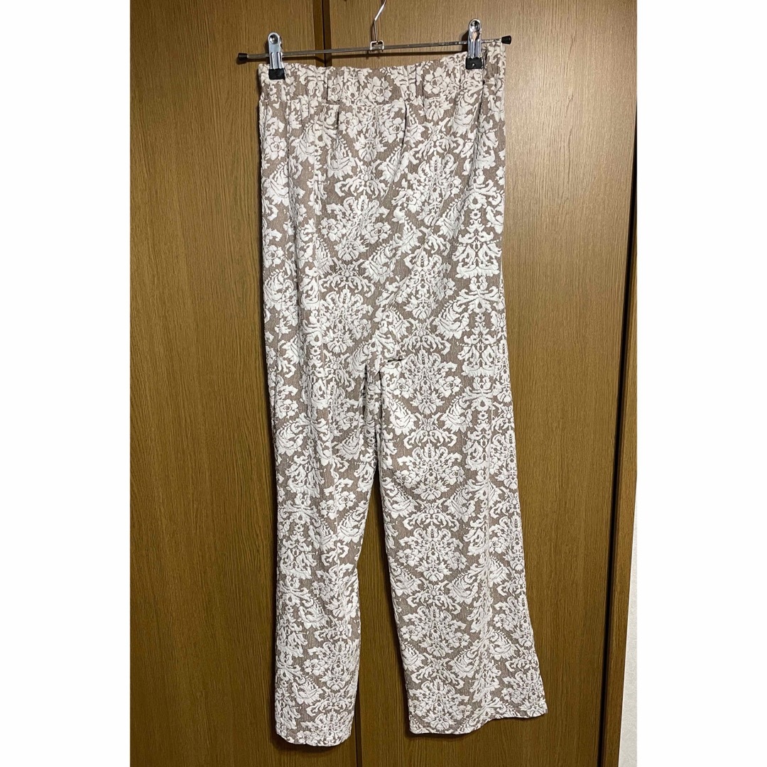 khalita 茶色 白の柄パンツ 裾は割れタイプ レディースのパンツ(カジュアルパンツ)の商品写真