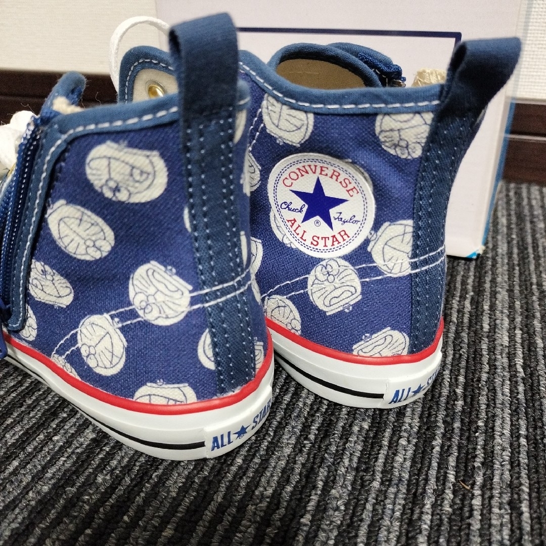 CONVERSE(コンバース)のドラえもんコラボ　CONVERSE　17センチ　ハイカット キッズ/ベビー/マタニティのキッズ靴/シューズ(15cm~)(スニーカー)の商品写真