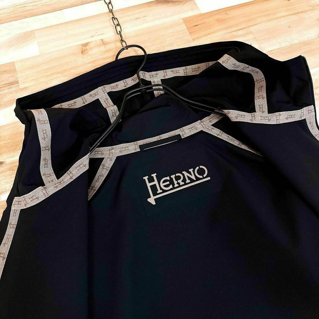 HERNO(ヘルノ)の【ヘルノ】ハイパーストレッチ ジップアップ フーディー ジャケット 黒×ベージュ メンズのジャケット/アウター(マウンテンパーカー)の商品写真