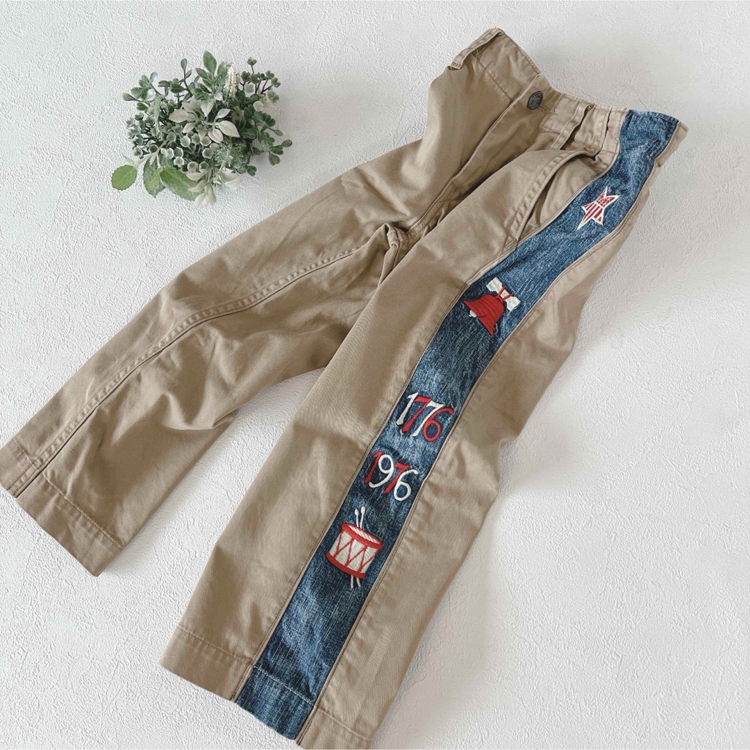 DENIM DUNGAREE(デニムダンガリー)の【DENIM DUNGAREE】デニムダンガリー 刺繍 チノパンツ 110 キッズ/ベビー/マタニティのキッズ服男の子用(90cm~)(パンツ/スパッツ)の商品写真