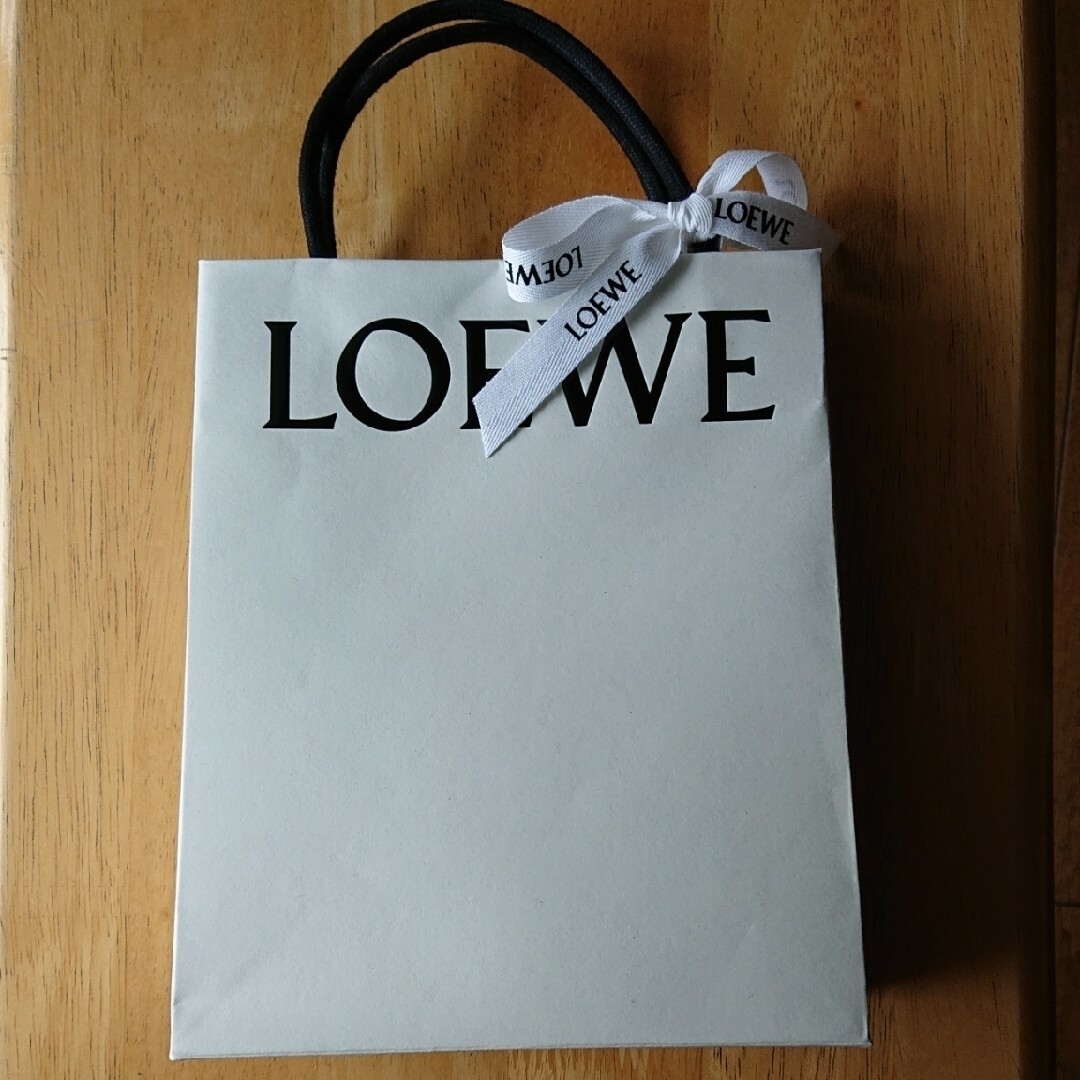 LOEWE(ロエベ)の新品未使用 LOEWE アナグラムブローチ  ローズゴールド レディースのアクセサリー(ブローチ/コサージュ)の商品写真