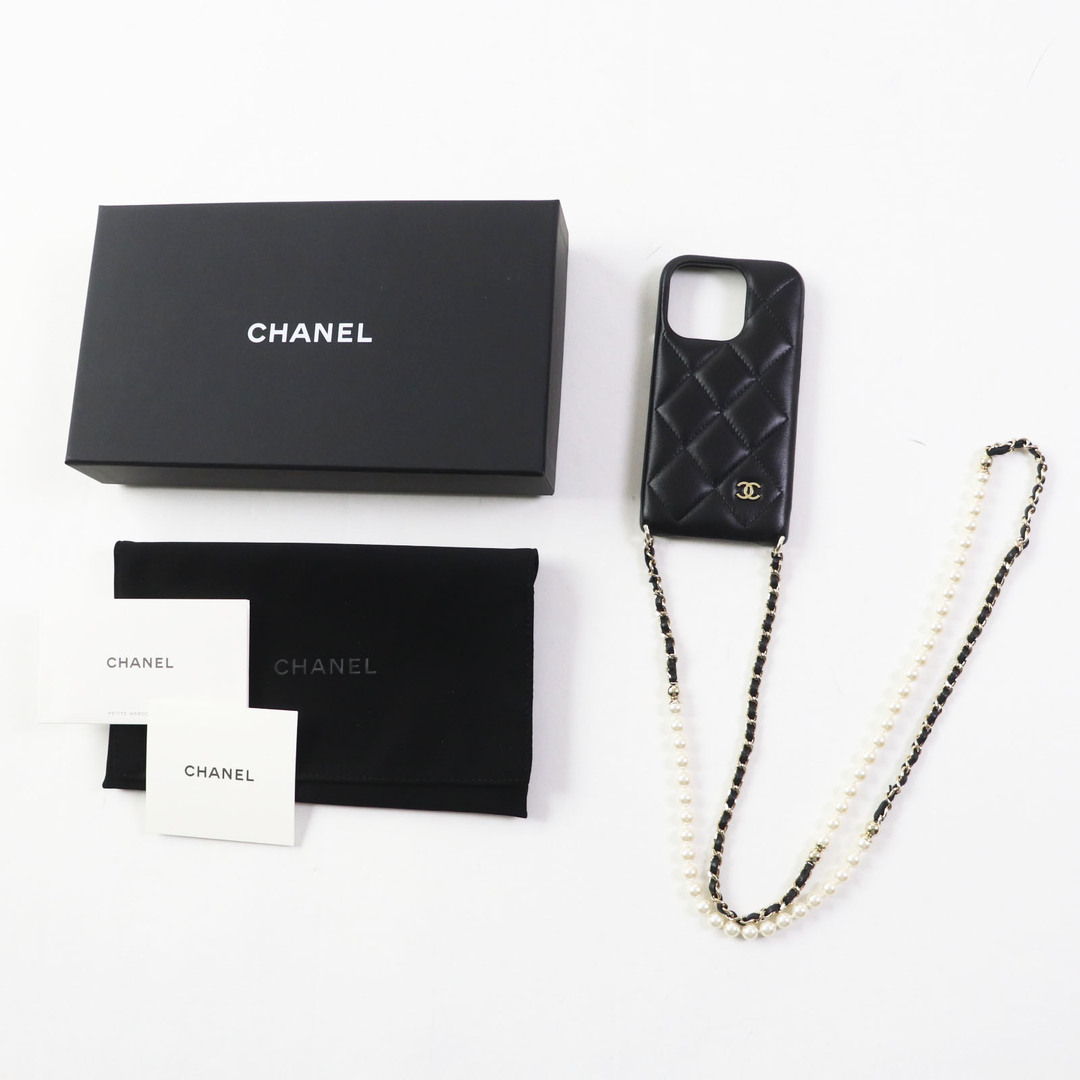 CHANEL(シャネル)の未使用品◎CHANEL シャネル AP3556 マトラッセ Fパール チェーン ココマーク付き 14Pro iPhoneケース ブラック ゴールド金具 箱・保存袋付き イタリア製 レディース スマホ/家電/カメラのスマホアクセサリー(iPhoneケース)の商品写真