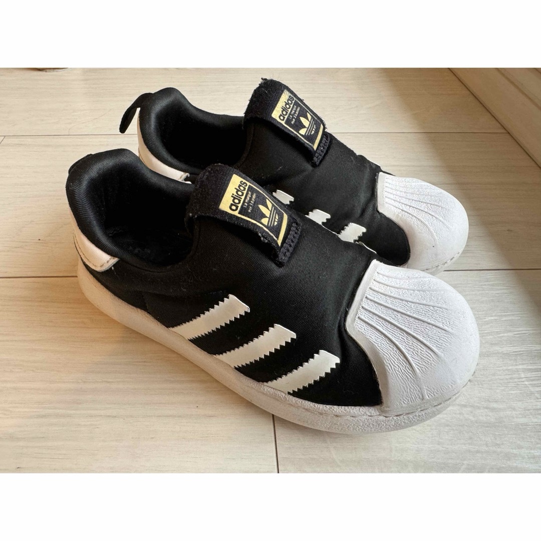 adidas(アディダス)のアディダス　16.0cm キッズ　スニーカー　ブラック キッズ/ベビー/マタニティのキッズ靴/シューズ(15cm~)(スニーカー)の商品写真