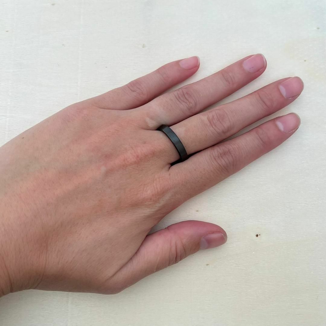 刻印無料◎4mm平打ちブラックリング 指輪 レディースのアクセサリー(リング(指輪))の商品写真