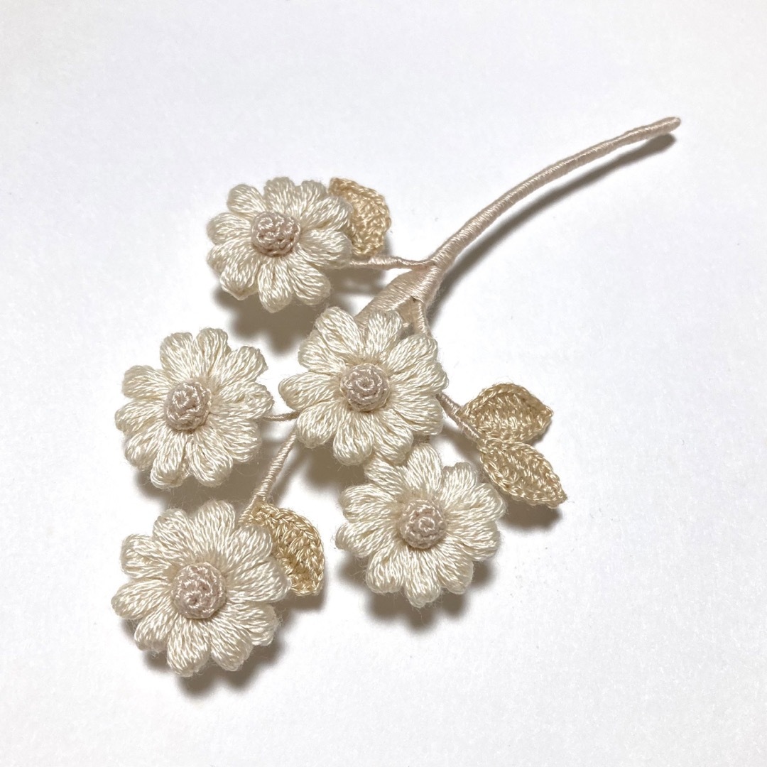 アイボリーのお花のブローチ ハンドメイドのアクセサリー(コサージュ/ブローチ)の商品写真