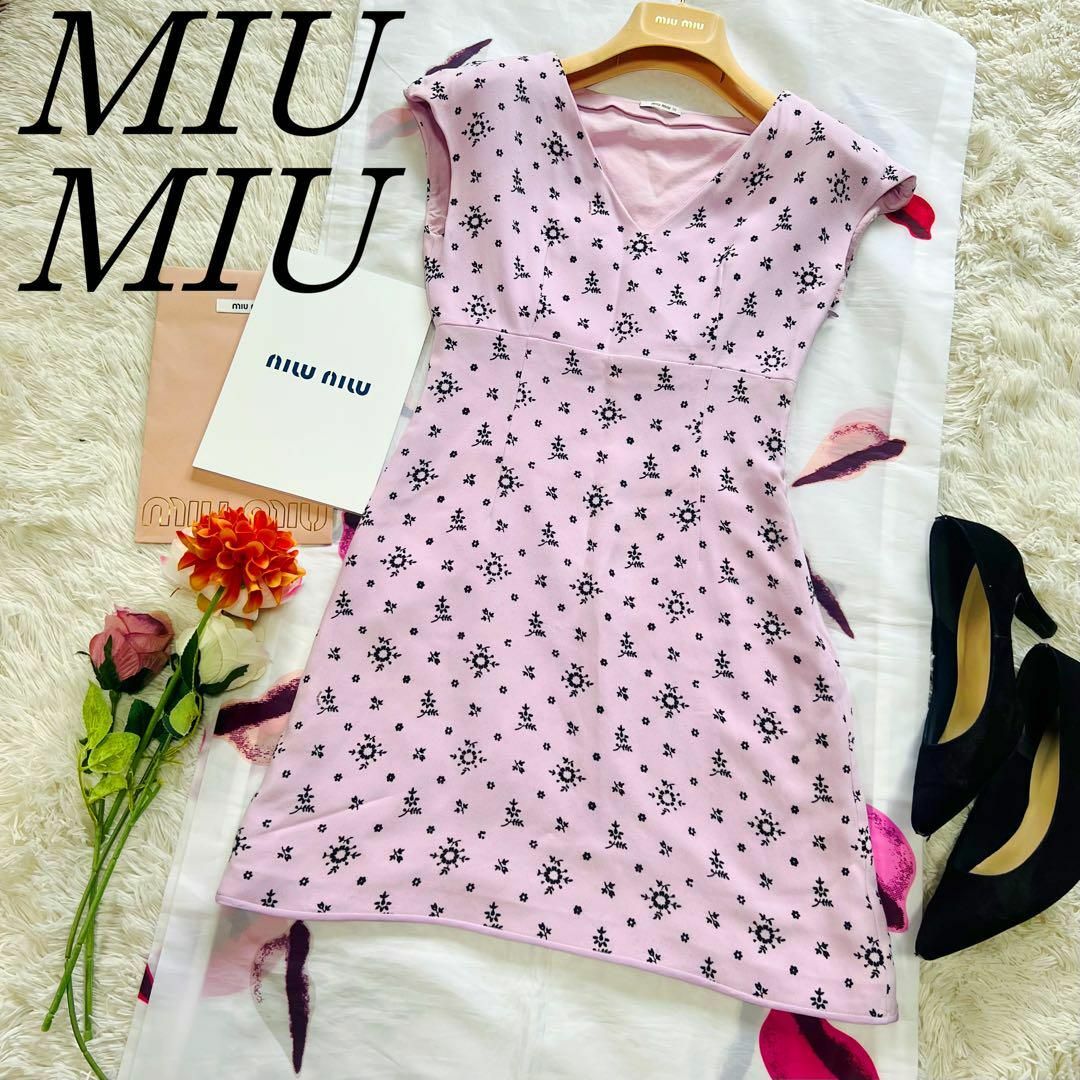 miumiu(ミュウミュウ)の【良品】MIU MIU 膝丈ワンピース パープル 花柄 半袖 38 フレア レディースのワンピース(ひざ丈ワンピース)の商品写真