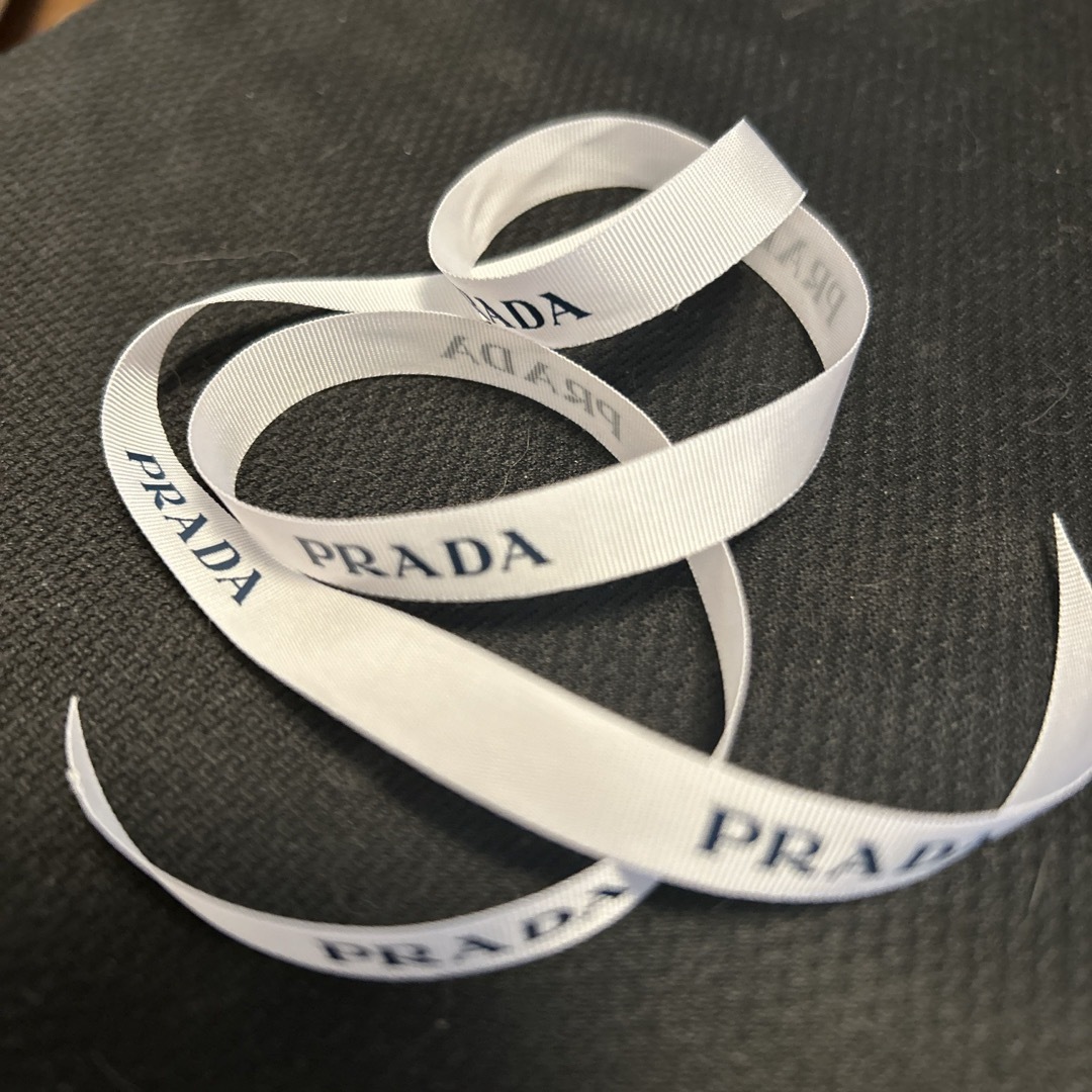 PRADA(プラダ)のPRADA♥︎ロゴリボン インテリア/住まい/日用品のオフィス用品(ラッピング/包装)の商品写真