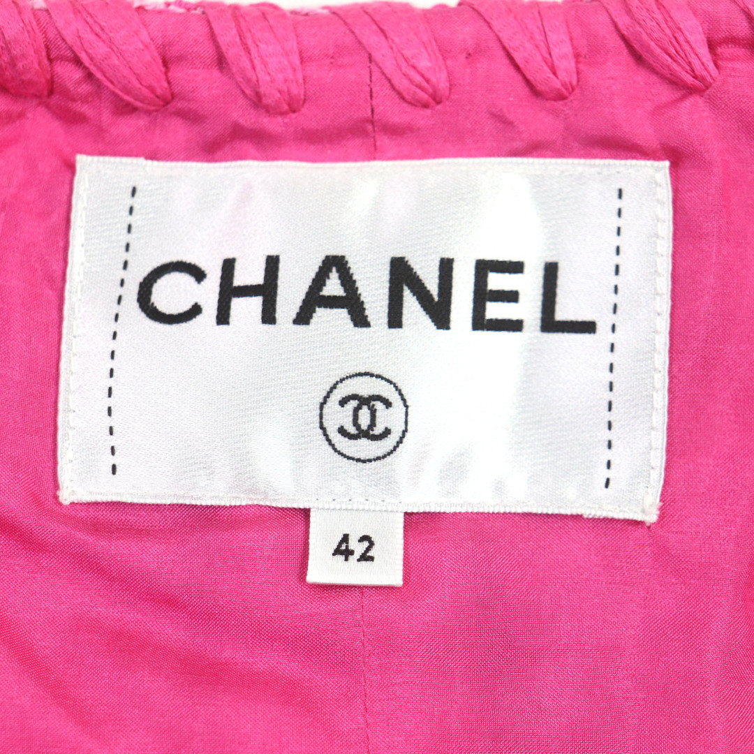 CHANEL(シャネル)の極美品▼CHANEL シャネル P70041 ココマークボタン ノーカラージャケット ピンク ゴールド金具 42 ガーメント付き フランス製 レディース レディースのジャケット/アウター(ノーカラージャケット)の商品写真