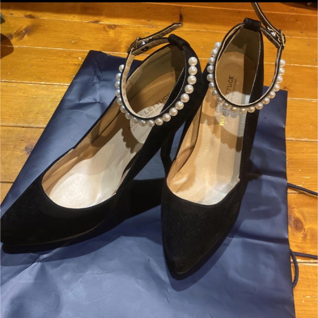神戸レタス(コウベレタス)の神戸レタス ストラップパンプス ブラック スウェード パール レディースの靴/シューズ(ハイヒール/パンプス)の商品写真