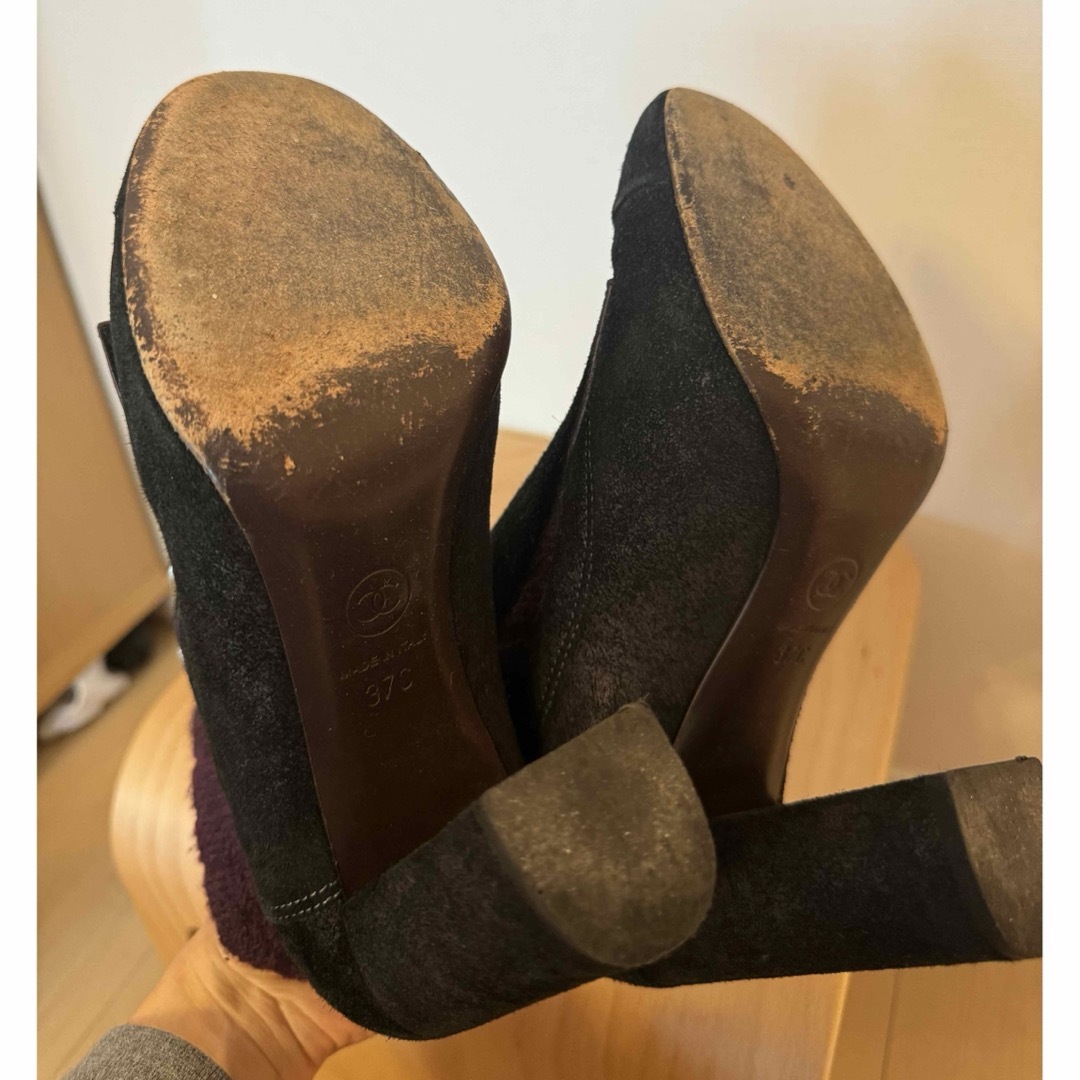 CHANEL(シャネル)のCHANEL ブーツ ブーティ 37センチ 24センチ ブラック 黒 ボルドー レディースの靴/シューズ(ブーティ)の商品写真