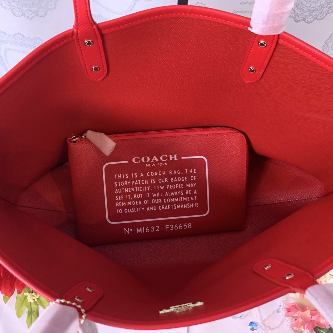 COACH(コーチ)のCOACH コーチ ブラウン レッド シグネチャー  リバーシブル トート レディースのバッグ(トートバッグ)の商品写真
