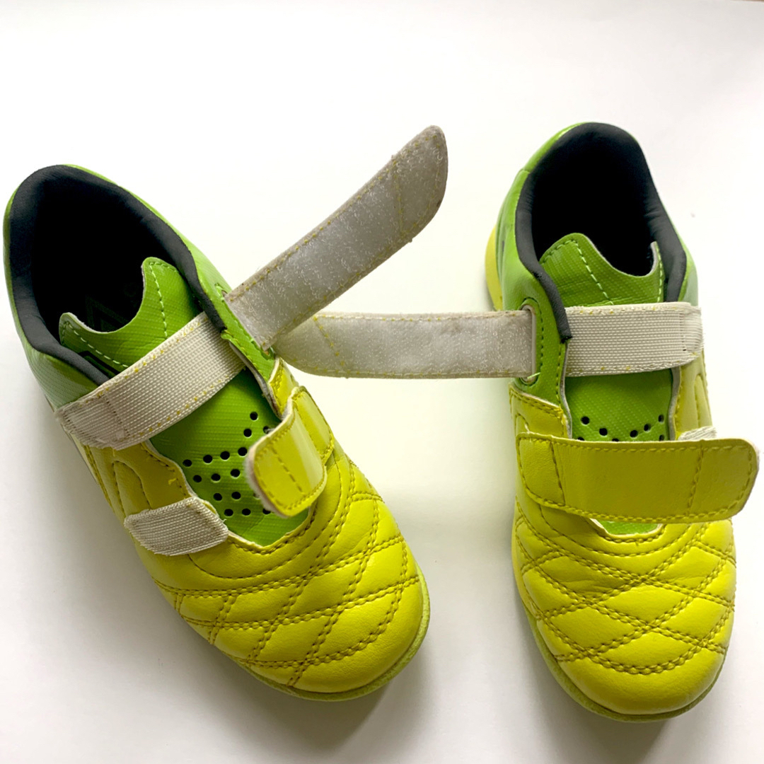 UMBRO(アンブロ)のUMBROアンブロ  ACR  CT BL WIDE ジュニア　幅広　17㎝　黄 キッズ/ベビー/マタニティのキッズ靴/シューズ(15cm~)(スニーカー)の商品写真