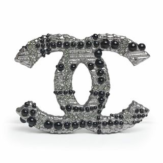 シャネル(CHANEL)のシャネル ラージ デカ ココマーク ラインストーン パール ブローチ ガンメタルシルバー ブラック 黒 箱付 CHANEL（新品・未使用品）(ブローチ/コサージュ)