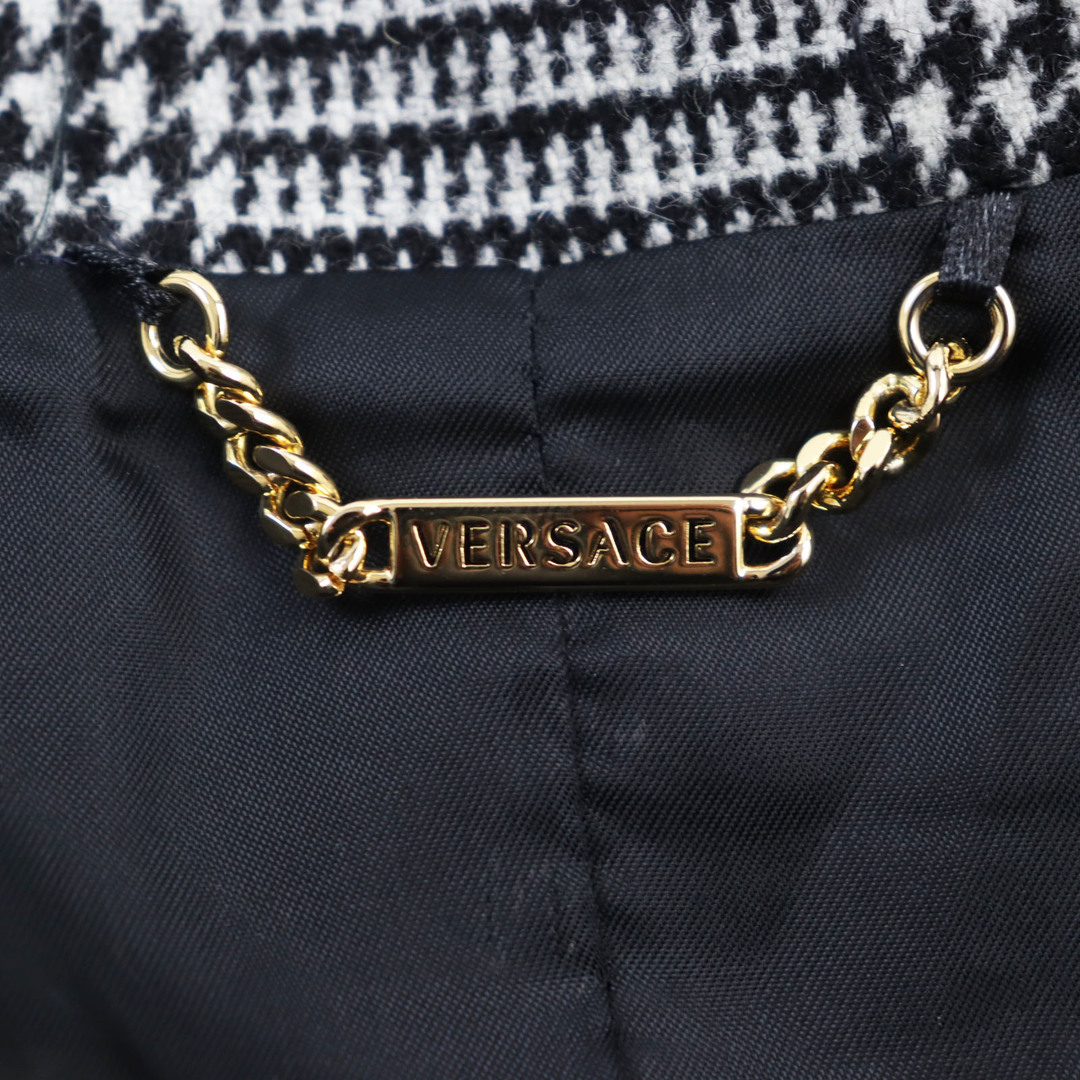 VERSACE(ヴェルサーチ)の極美品○VERSACE ヴェルサーチ A77560 A222941  ロゴボタン付き ロング丈 チェスターコート/ツイードコート グレー グレンチェック柄 48 イタリア製 正規品 メンズ メンズのジャケット/アウター(チェスターコート)の商品写真