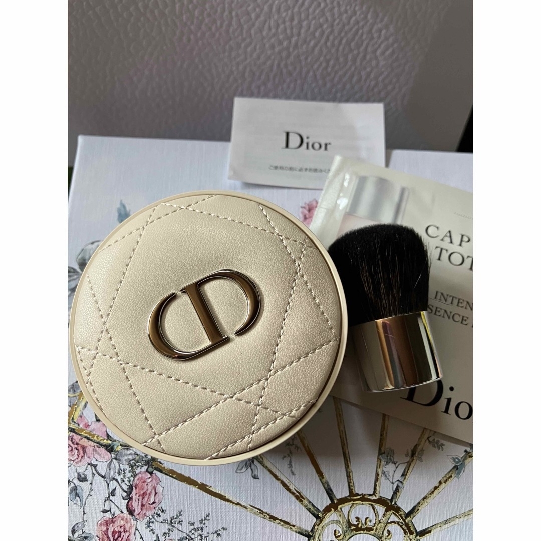 Christian Dior(クリスチャンディオール)のディオールスキンフォーエヴァークッションパウダー+ブラシ(未使用) コスメ/美容のベースメイク/化粧品(フェイスパウダー)の商品写真