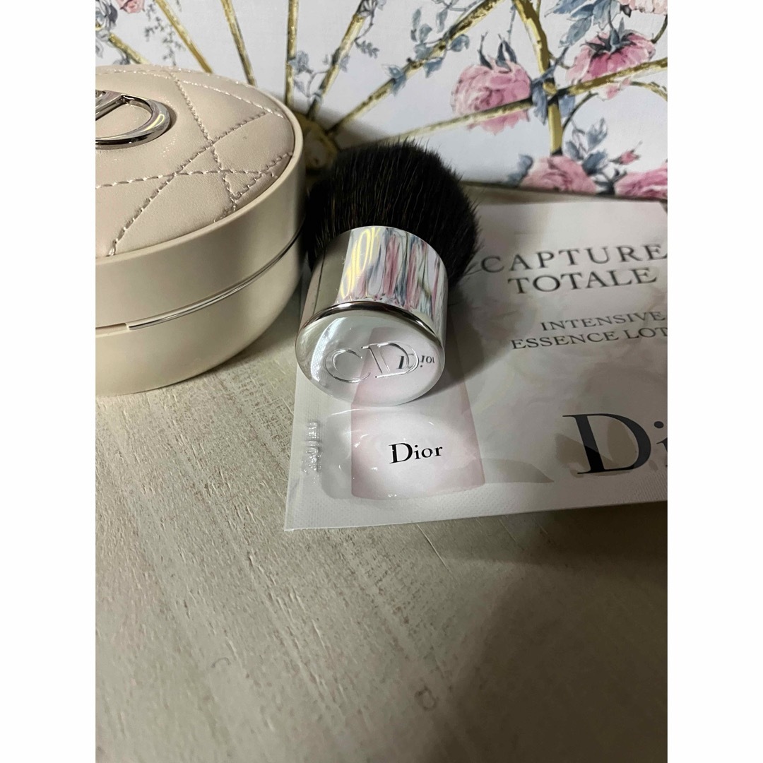 Christian Dior(クリスチャンディオール)のディオールスキンフォーエヴァークッションパウダー+ブラシ(未使用) コスメ/美容のベースメイク/化粧品(フェイスパウダー)の商品写真