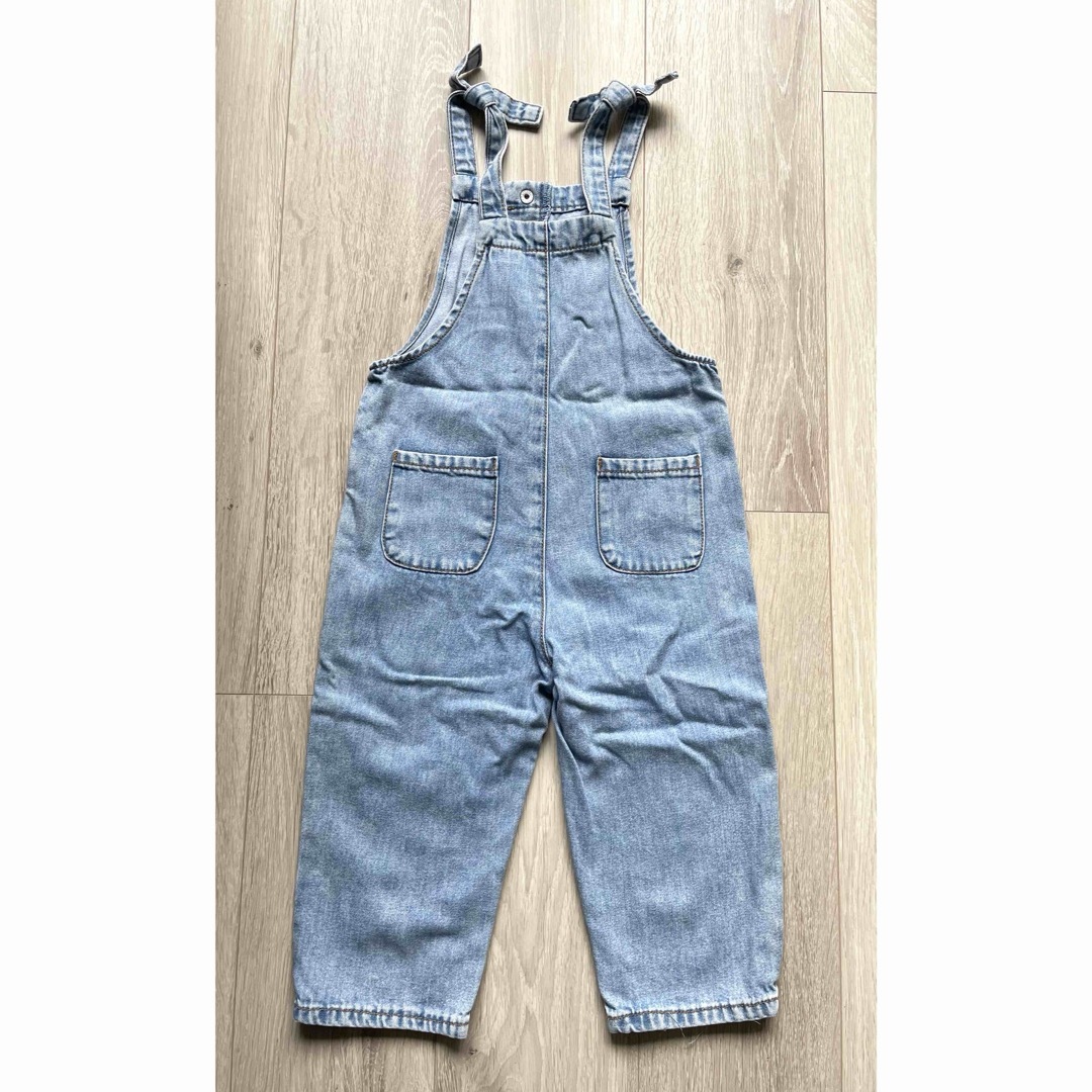 ZARA KIDS(ザラキッズ)のZARA kids  リボン付きデニムオーバーオール　2-3歳(98㎝) キッズ/ベビー/マタニティのキッズ服女の子用(90cm~)(パンツ/スパッツ)の商品写真