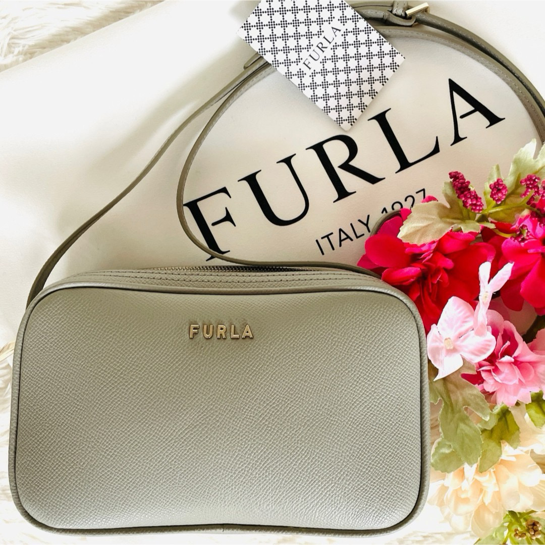 Furla(フルラ)の未使用級★FURLA フルラ リリー ダブルファスナー ポシェット グレージュ  レディースのバッグ(ショルダーバッグ)の商品写真