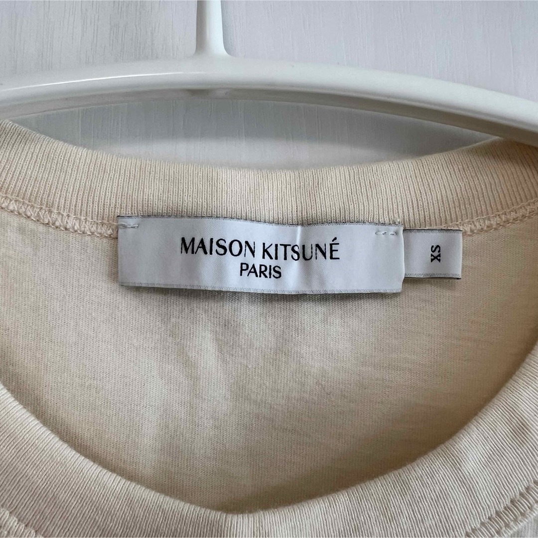 MAISON KITSUNE'(メゾンキツネ)のメゾンキツネ Tシャツ カットソー ロゴ プリント ベージュ レディースのトップス(Tシャツ(半袖/袖なし))の商品写真