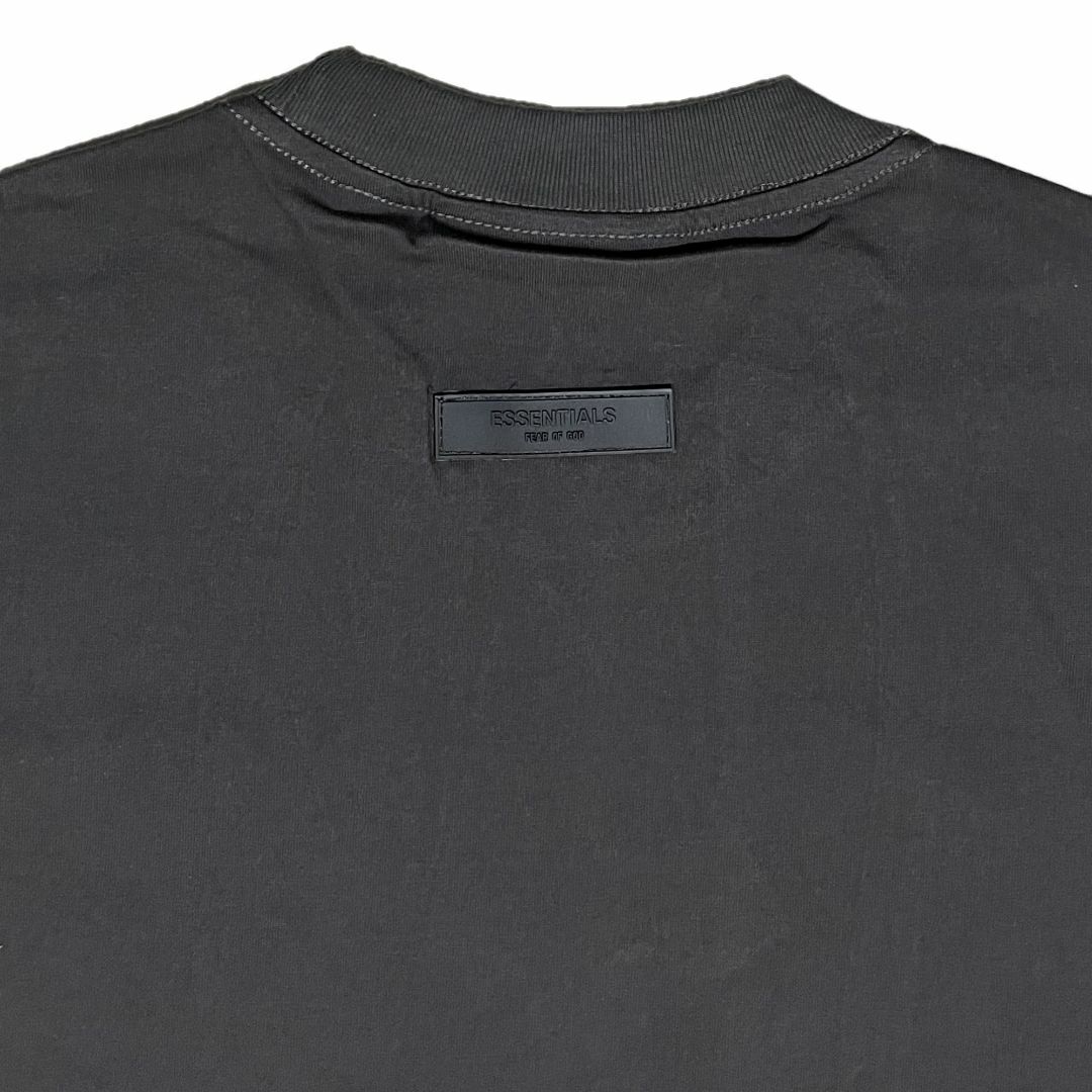 FEAR OF GOD(フィアオブゴッド)のFOG エッセンシャルズ 77 フロントロゴ 半袖 Tシャツ ブラック S メンズのトップス(Tシャツ/カットソー(半袖/袖なし))の商品写真