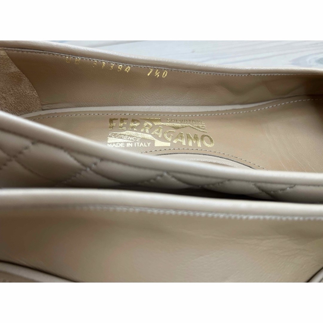Salvatore Ferragamo(サルヴァトーレフェラガモ)のフェラガモ　パンプス　7.5d ヴァラリボン　24.5cmキルティング ベージュ レディースの靴/シューズ(ハイヒール/パンプス)の商品写真