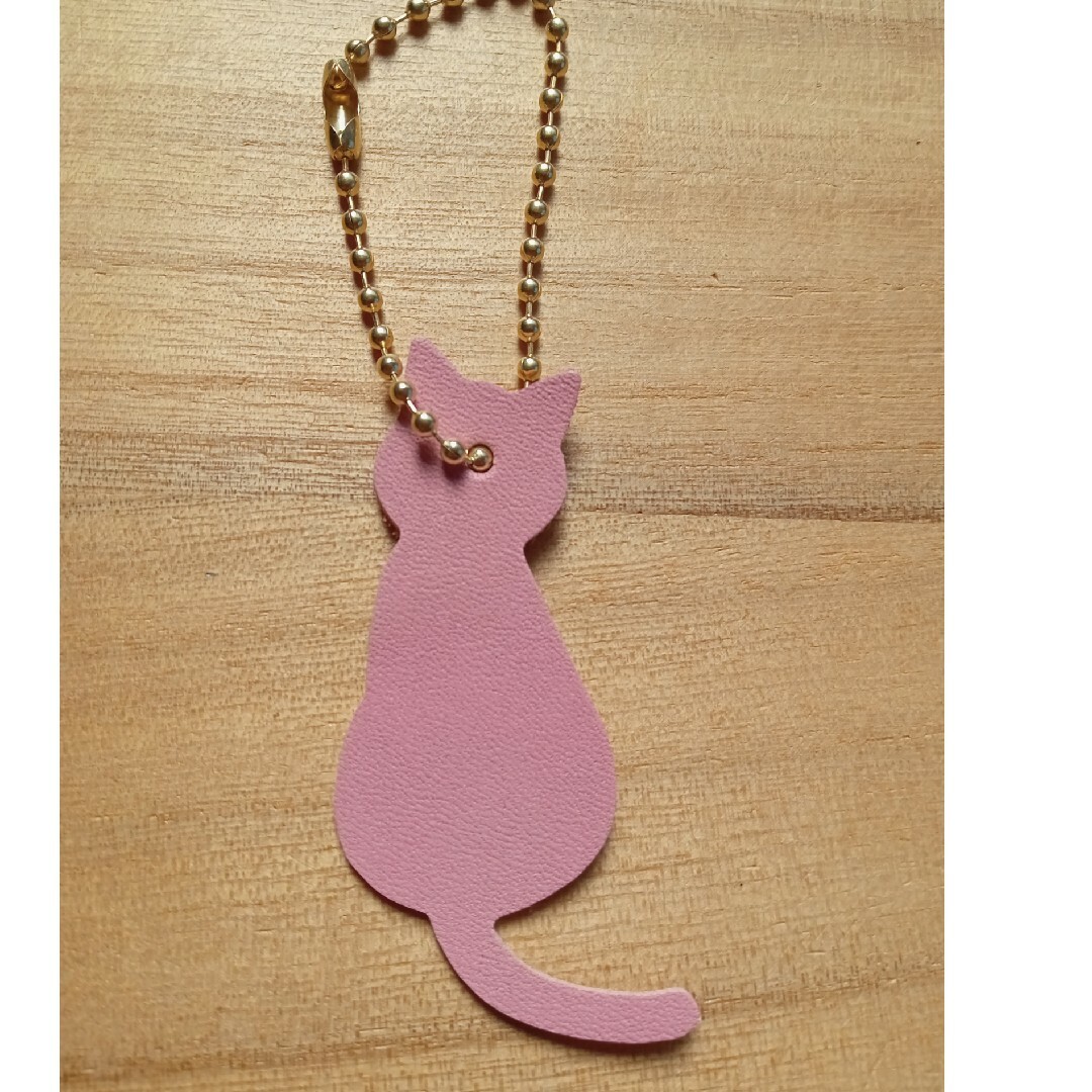 革のチャーム　ネコ型　薄ピンク　キーホルダー ハンドメイドのファッション小物(バッグチャーム)の商品写真