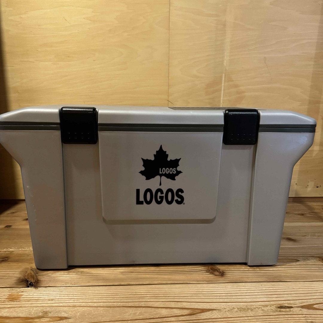 LOGOS(ロゴス)の使用2回のみ　美品！　LOGOS クーラーボックス　50L 大容量　グレー スポーツ/アウトドアのアウトドア(その他)の商品写真