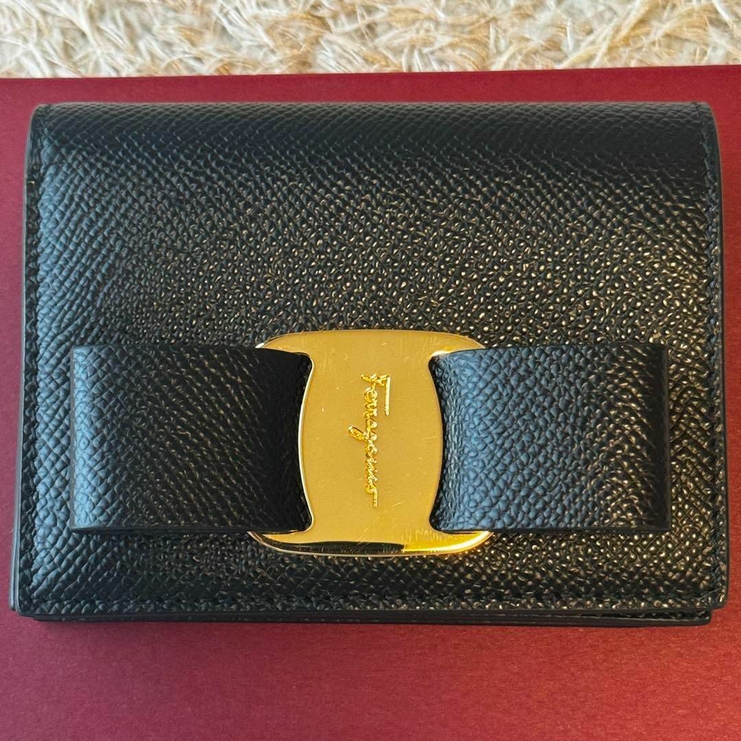 Salvatore Ferragamo(サルヴァトーレフェラガモ)の【未使用】Salvatore Ferragamo  ブラック レザー ミニ財布 レディースのファッション小物(財布)の商品写真