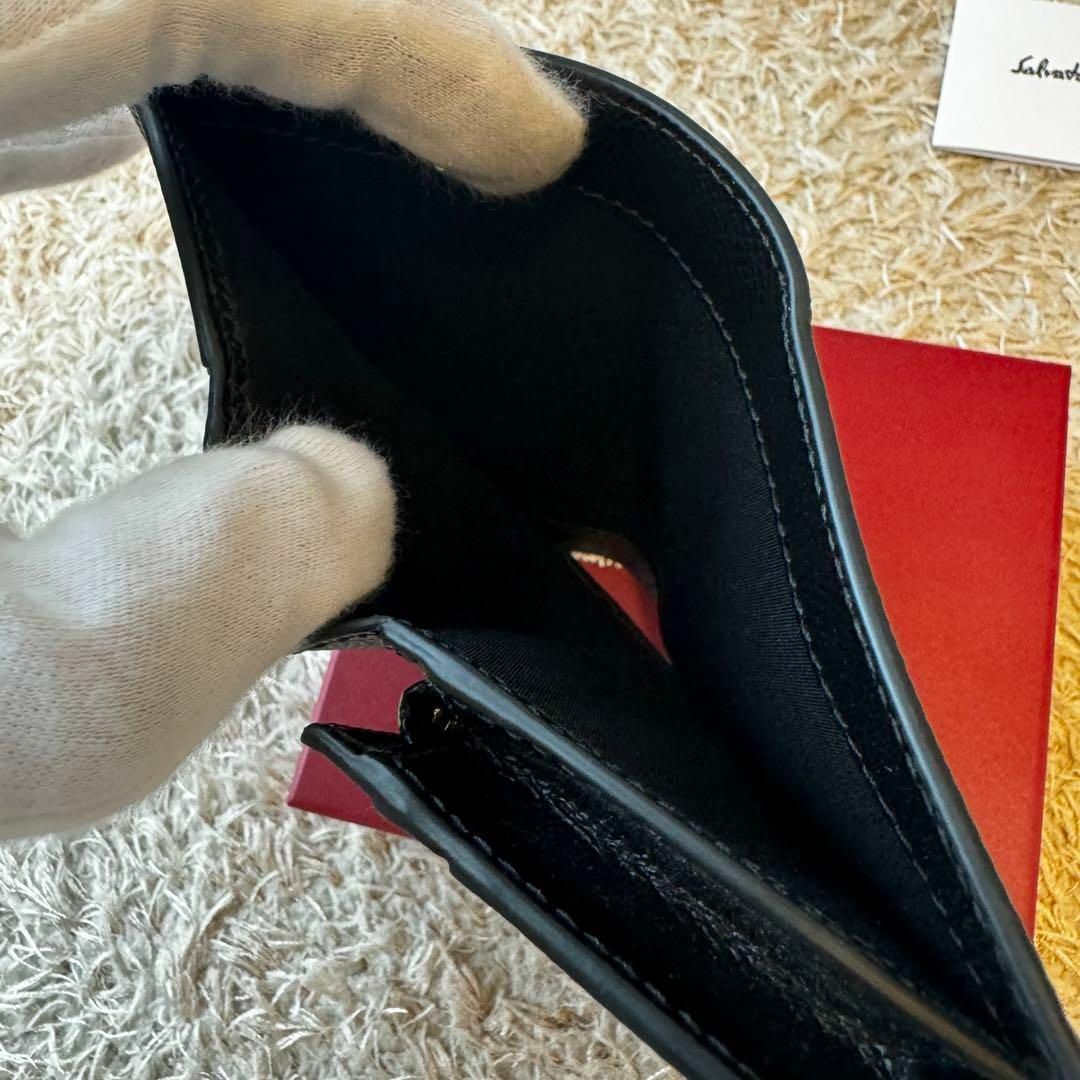Salvatore Ferragamo(サルヴァトーレフェラガモ)の【未使用】Salvatore Ferragamo  ブラック レザー ミニ財布 レディースのファッション小物(財布)の商品写真