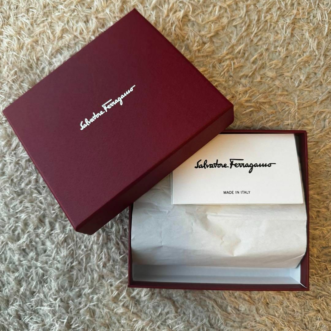 Salvatore Ferragamo(サルヴァトーレフェラガモ)の【未使用】Salvatore Ferragamo  ブラック レザー ミニ財布 レディースのファッション小物(財布)の商品写真