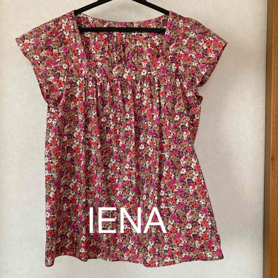 IENA(イエナ)のIENA   花柄ブラウス レディースのトップス(シャツ/ブラウス(半袖/袖なし))の商品写真