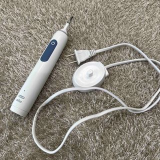 ブラウン(BRAUN)のブラウンオーラルB プロ2 電動歯ブラシ本体　充電器セット　訳あり(電動歯ブラシ)