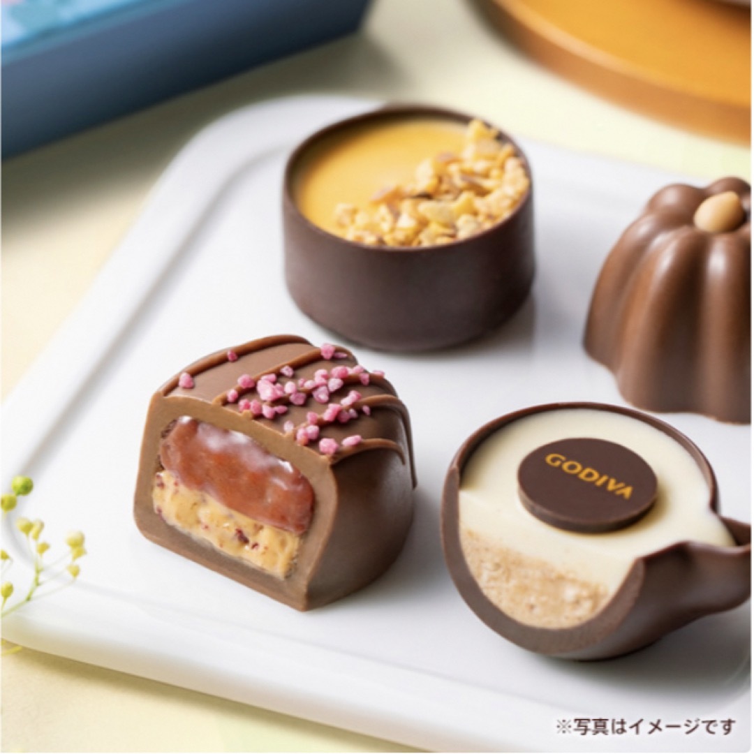 GODIVA(ゴディバ)のGODIVAアフタヌーン スイーツ アソートメント（16粒入） 食品/飲料/酒の食品(菓子/デザート)の商品写真