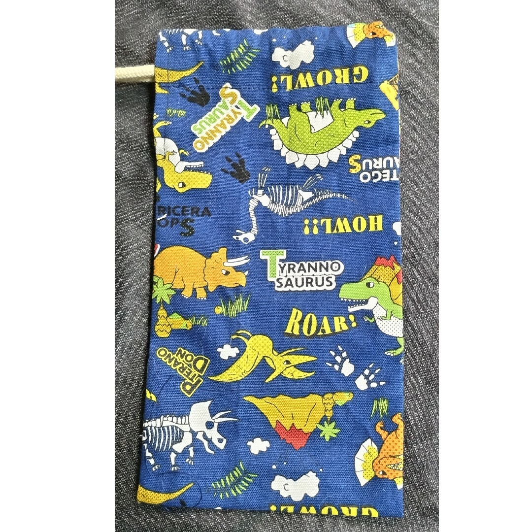 ★新品・未使用・ハンドメイド・給食袋＆お箸袋・ポップな恐竜柄です★ キッズ/ベビー/マタニティのこども用バッグ(ランチボックス巾着)の商品写真