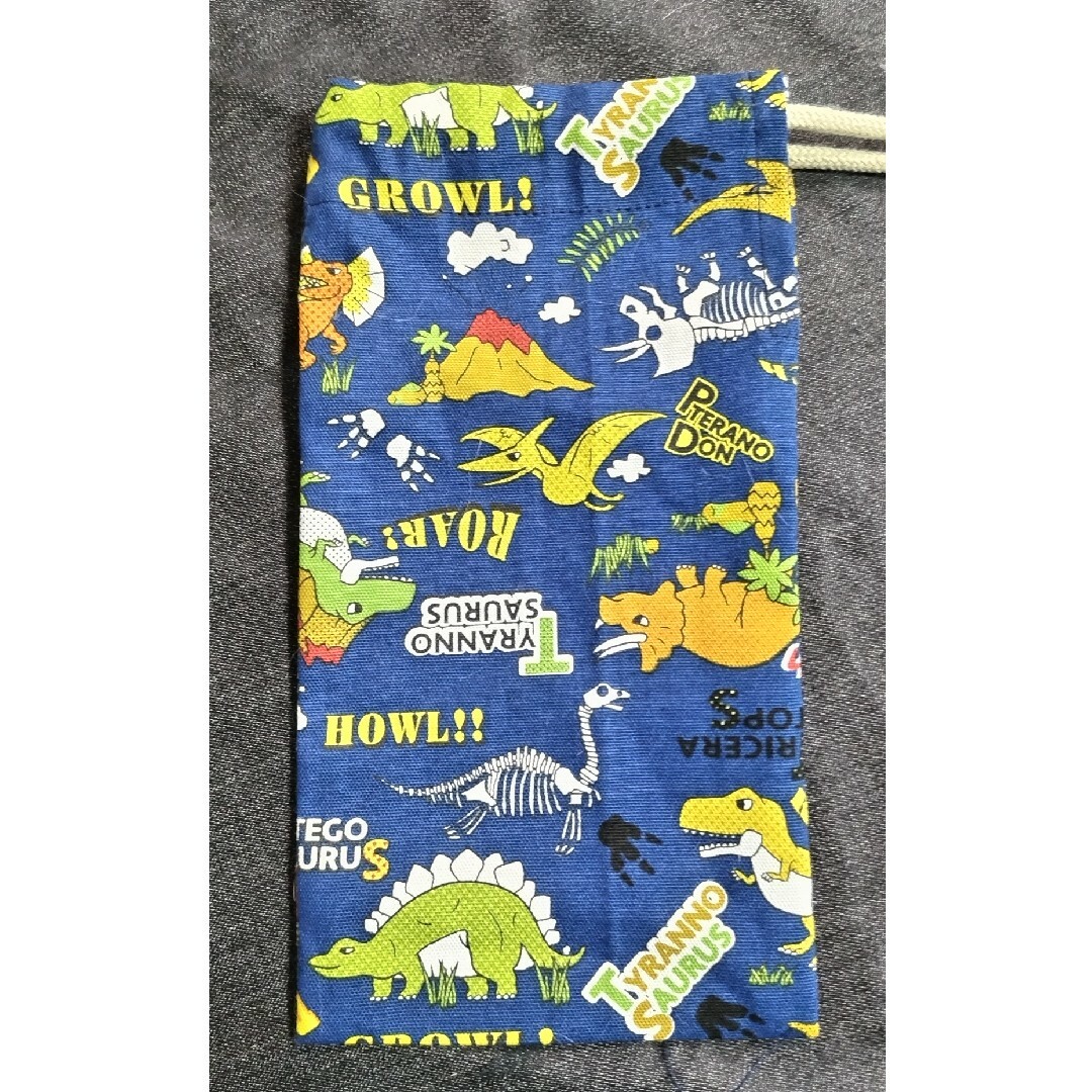 ★新品・未使用・ハンドメイド・給食袋＆お箸袋・ポップな恐竜柄です★ キッズ/ベビー/マタニティのこども用バッグ(ランチボックス巾着)の商品写真