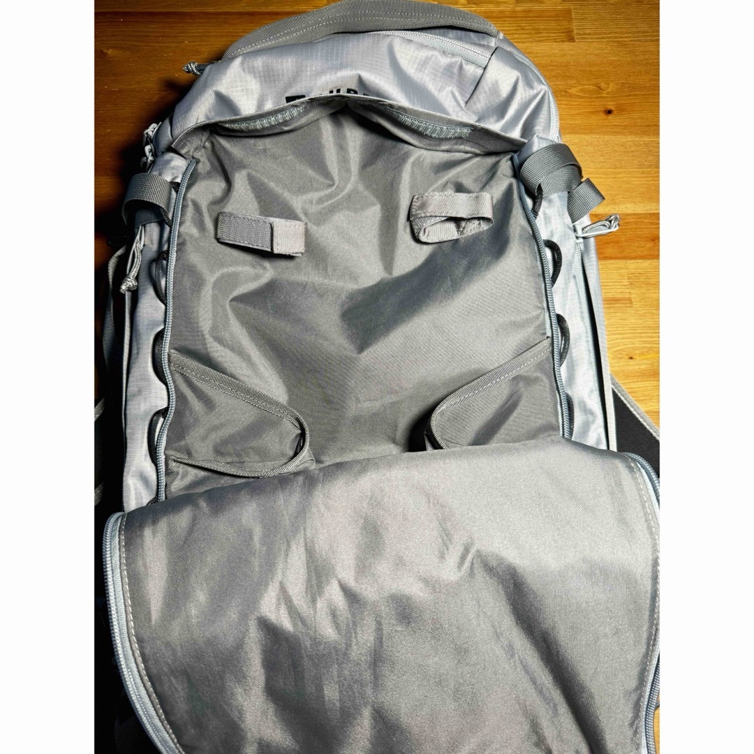 BURTON(バートン)のBurton サイドヒル 25L Sharkskin バックパック スノーボード メンズのバッグ(バッグパック/リュック)の商品写真