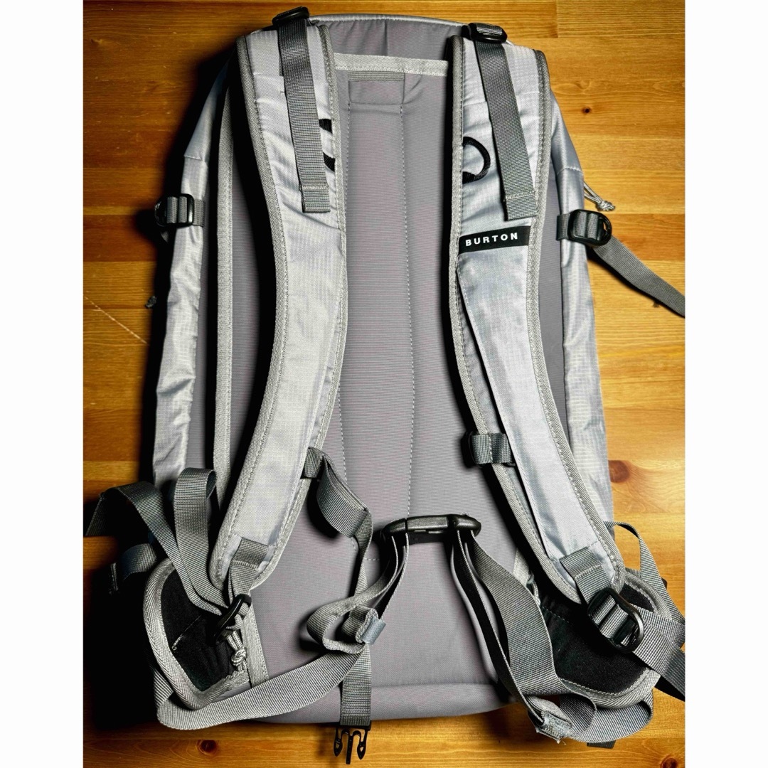 BURTON(バートン)のBurton サイドヒル 25L Sharkskin バックパック スノーボード メンズのバッグ(バッグパック/リュック)の商品写真