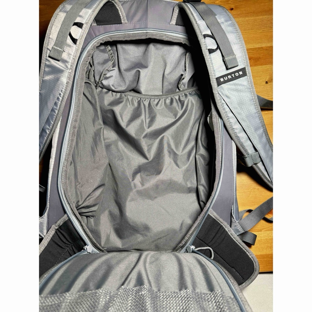 BURTON(バートン)のBurton サイドヒル 25L Sharkskin バックパック スノーボード メンズのバッグ(バッグパック/リュック)の商品写真