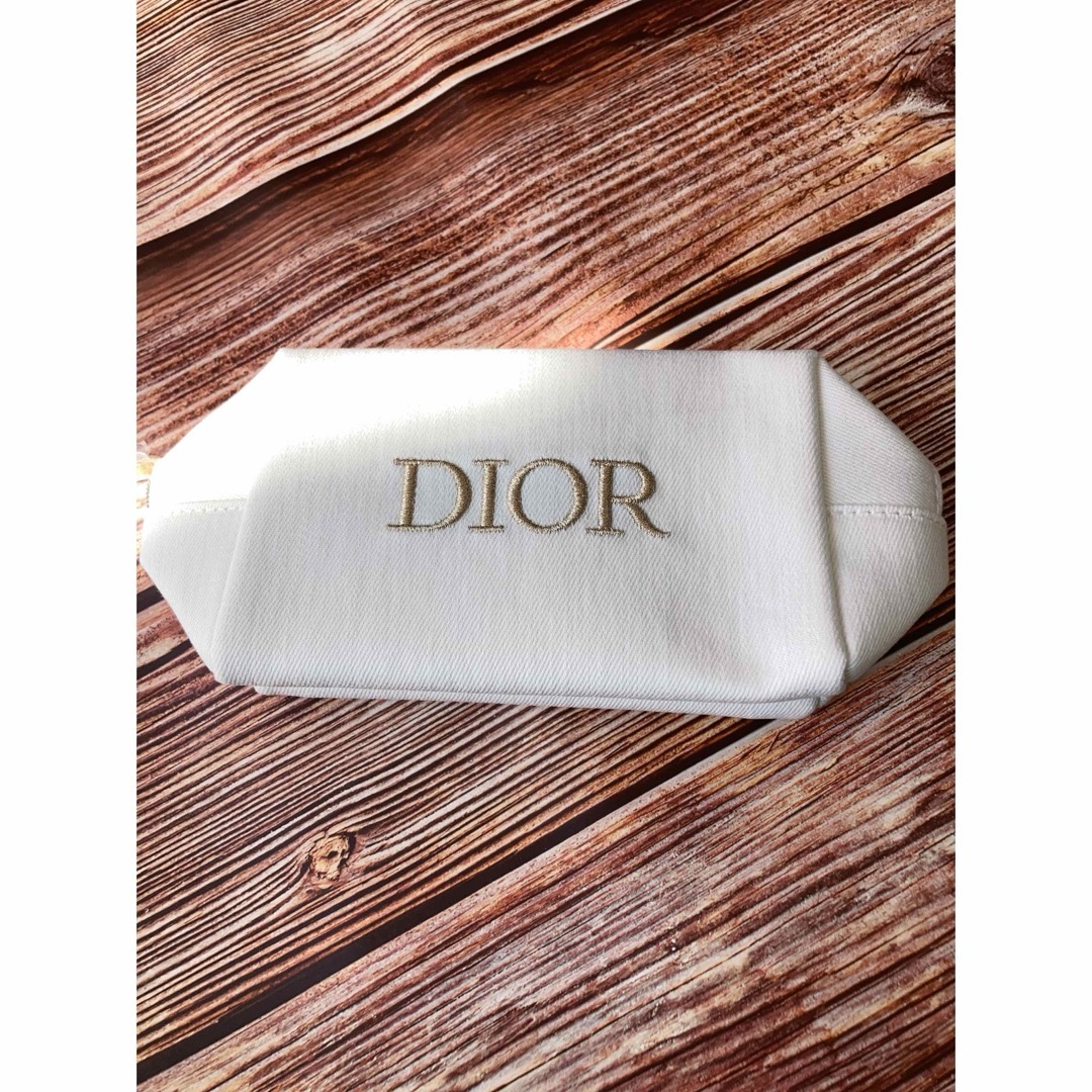 Christian Dior(クリスチャンディオール)の新品　DIORディオール　ノベルティ ポーチ   ホワイト正規品　ゴールドロゴ レディースのファッション小物(ポーチ)の商品写真