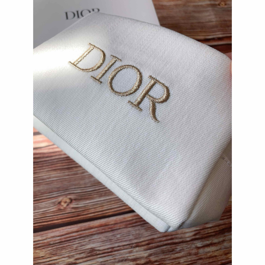 Christian Dior(クリスチャンディオール)の新品　DIORディオール　ノベルティ ポーチ   ホワイト正規品　ゴールドロゴ レディースのファッション小物(ポーチ)の商品写真