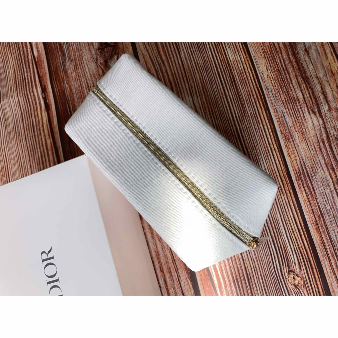 Christian Dior(クリスチャンディオール)の新品　DIORディオール　ノベルティ ポーチ   ホワイト正規品　ゴールドロゴ レディースのファッション小物(ポーチ)の商品写真