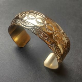 インディアンジュエリー(INDIAN JEWELRY)のナバホ族・全金スタンプワーク（12KGF)バングル・希少(バングル/リストバンド)