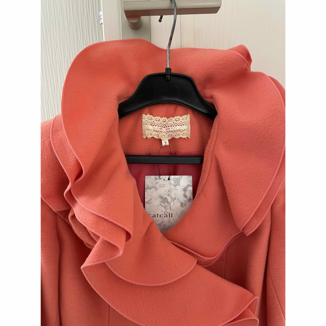 ロングコート　フリルデザイン  薔薇のコサージュ風飾り付き レディースのジャケット/アウター(ロングコート)の商品写真