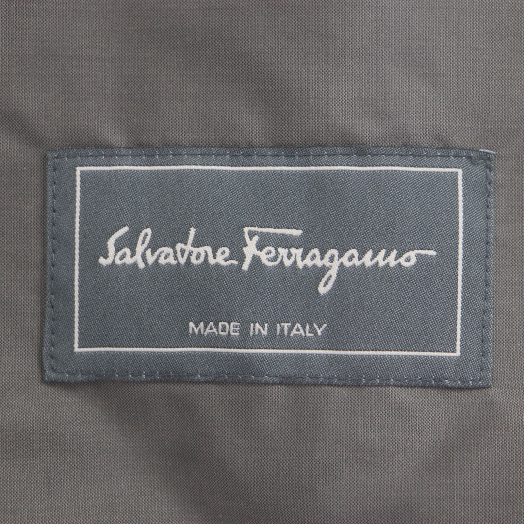 Salvatore Ferragamo(サルヴァトーレフェラガモ)の【ドンドン見直し】良品▼Salvatore Ferragamo サルヴァトーレフェラガモ I8013 シルク ロゴ入りボタン ステンカラーコート グレー 52 イタリア製 正規品 メンズ メンズのジャケット/アウター(ステンカラーコート)の商品写真