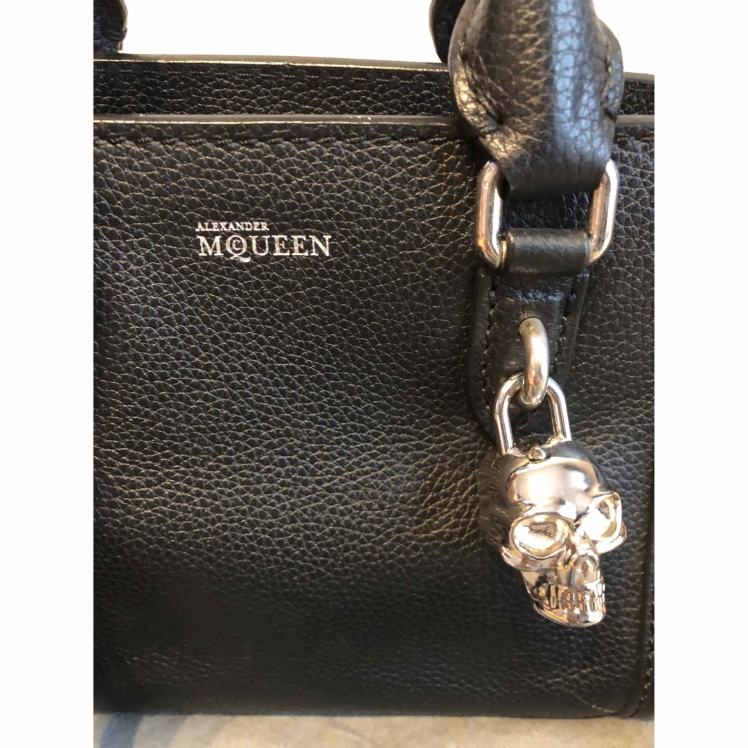 Alexander McQueen(アレキサンダーマックイーン)のアレキサンダーマックイーン 2wayバッグ スカルパドックロック 黒シルバー レディースのバッグ(ハンドバッグ)の商品写真