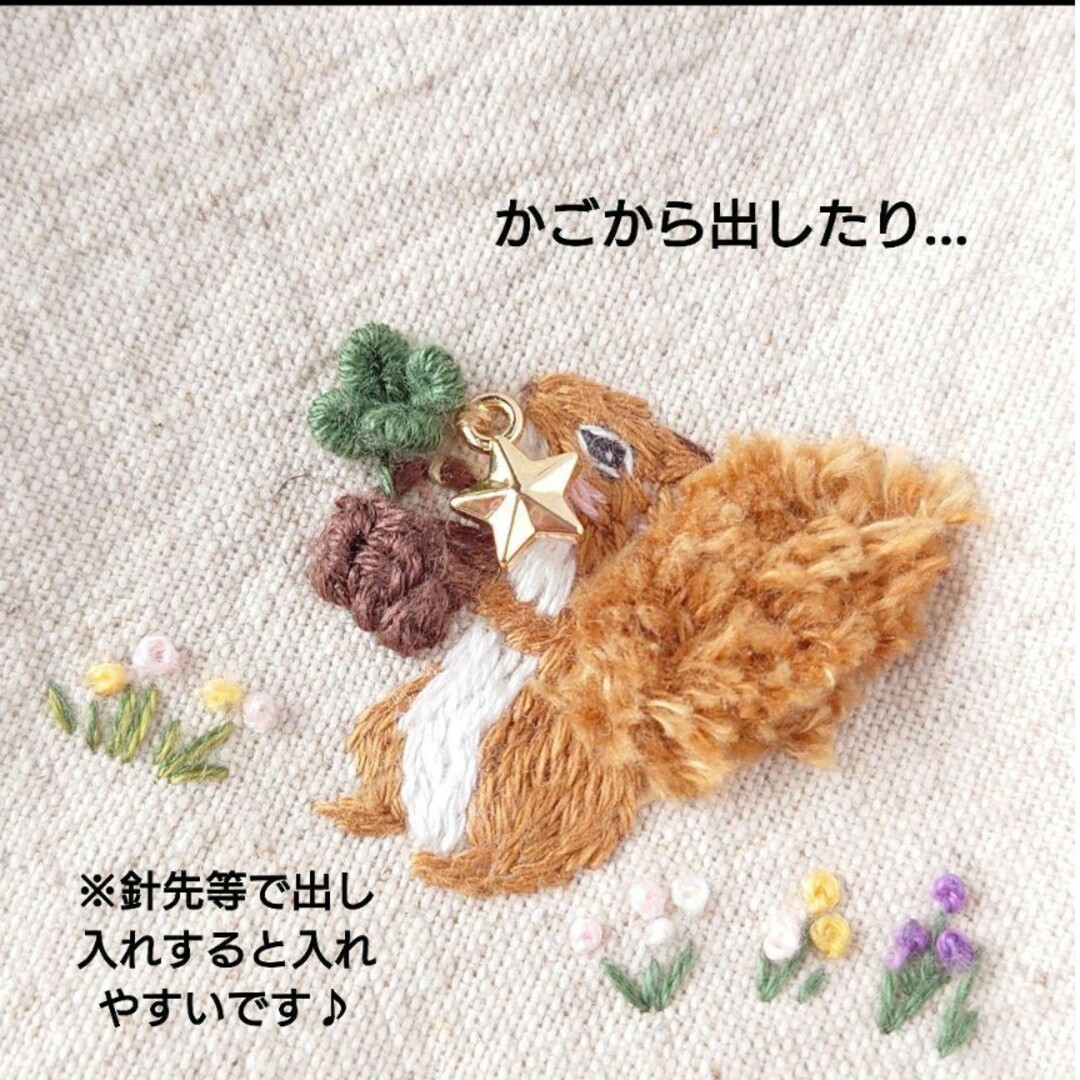 手刺繍入ちっちゃなぺたんこトートバック【リス君の宝物】 ハンドメイドのハンドメイド その他(その他)の商品写真